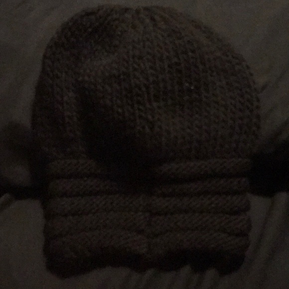 Black winter hat - Picture 4 of 5